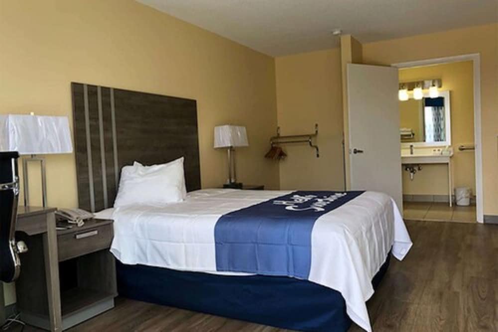 Room, 1 Queen Bed, Accessible, Non Smoking (Mobility) photo 2