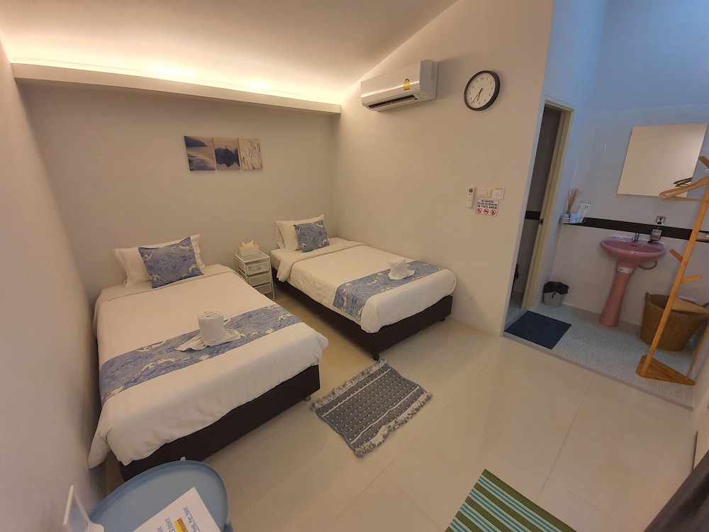 Private Twin Room with Shared Bathroom - Photo 3