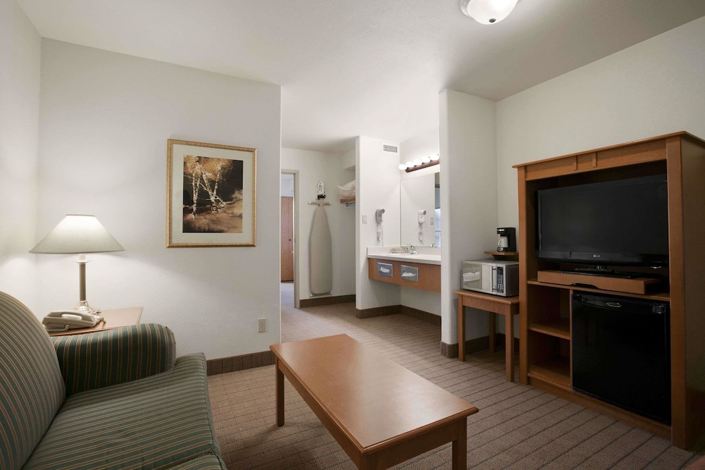 Suite, 1 Queen Bed, Non Smoking, Kitchenette (One-Bedroom) - Photo 1