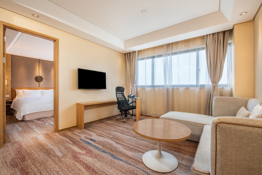 Suite, 1 King Bed (Lounge Access)
