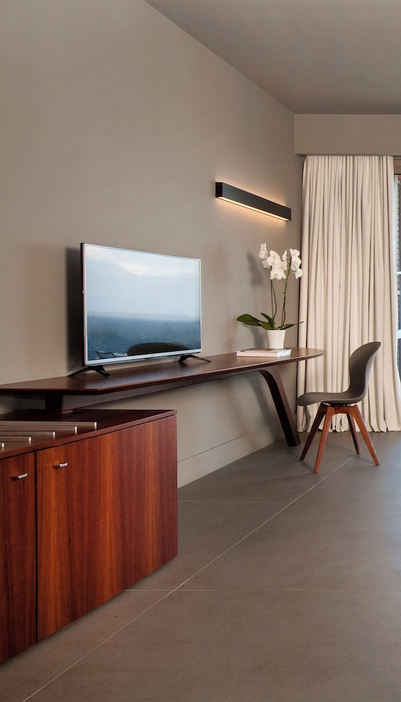 Deep Blue Bungalow Suite, Waterfront