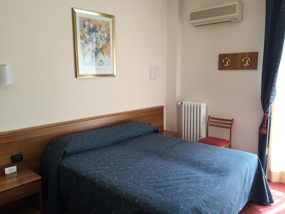 Economy Double Room, 1 Queen Bed - Photo 3