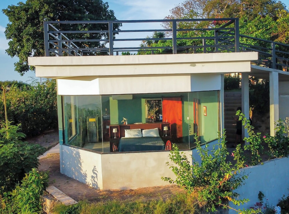 Honeymoon Suite, Lake View