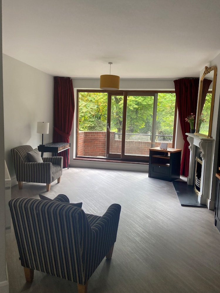 Ailesbury 2-Bedroom Apartment (annex - 10min drive)