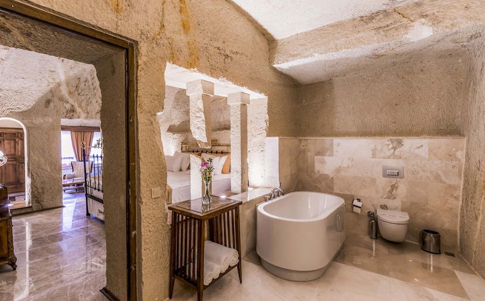 Deluxe Cave Suites photo 3