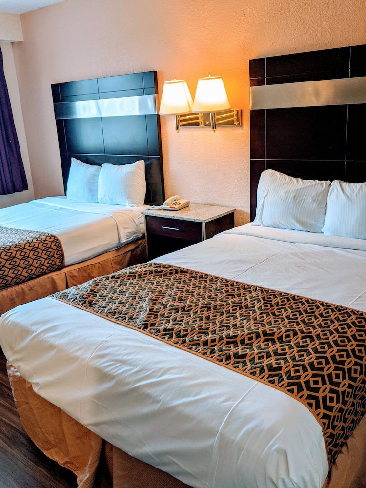 Basic Room, 2 Double Beds, Smoking - Photo 3