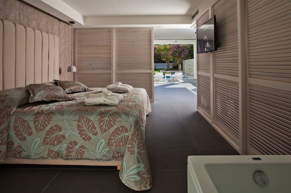 Executive Suite, Private Pool