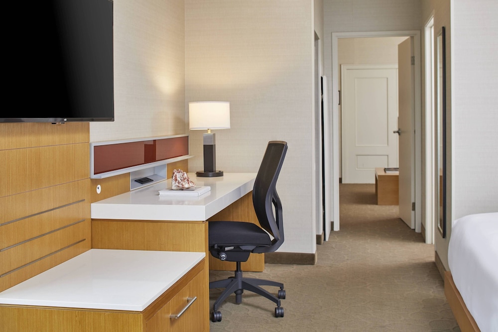 Suite, 1 Bedroom - Photo 4