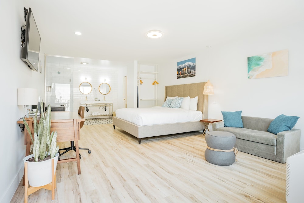 Superior Room, 1 King Bed with Sofa bed, Non Smoking photo 1