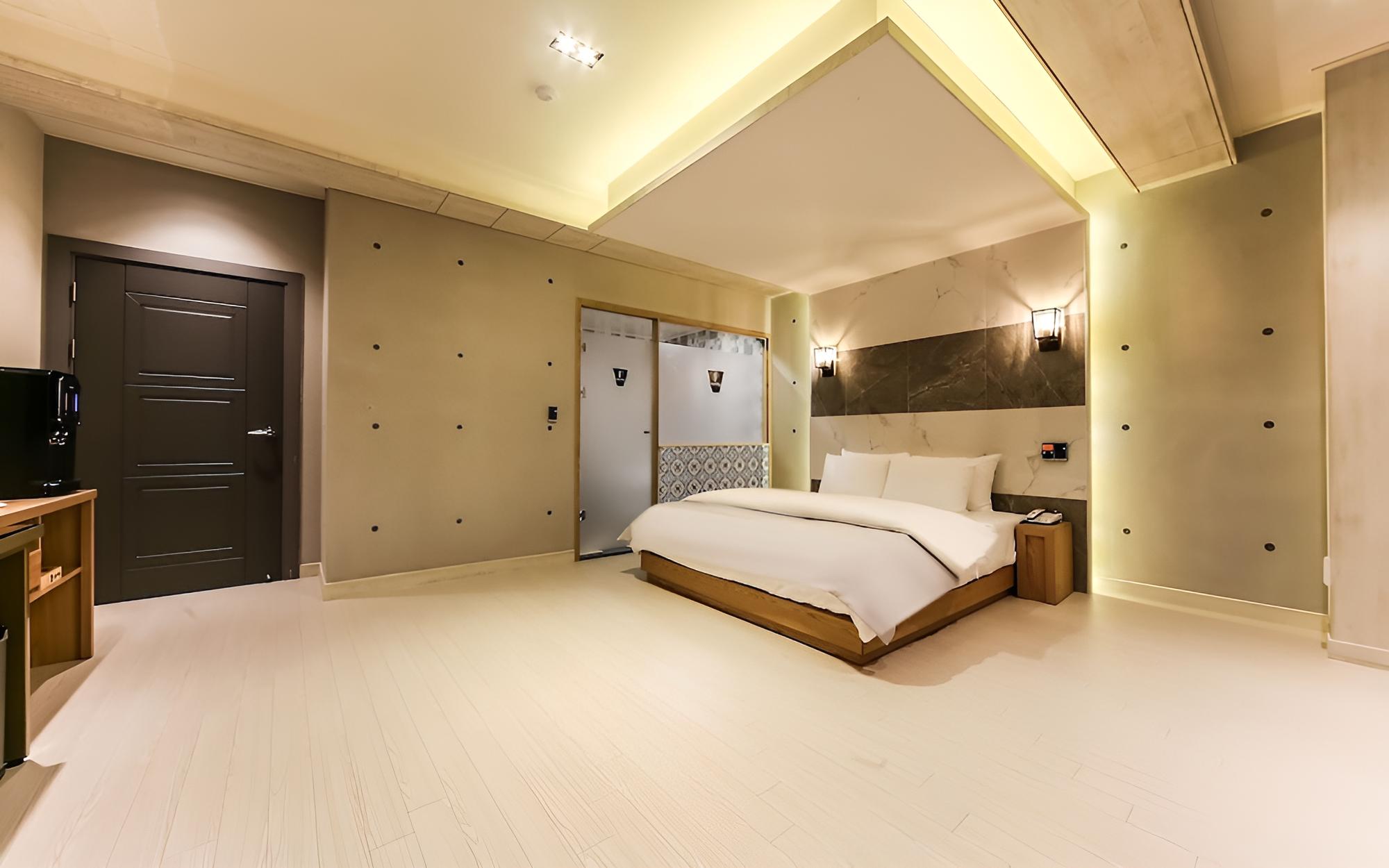 Room (Residence) - Photo 1