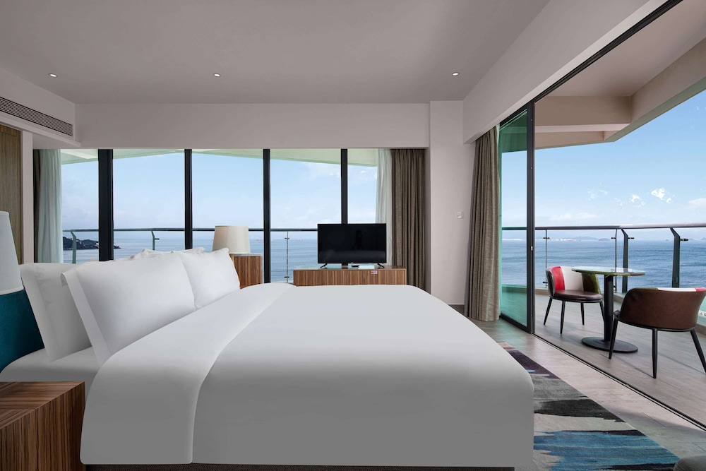 Suite, 1 King Bed, Smoking, Ocean View photo 1