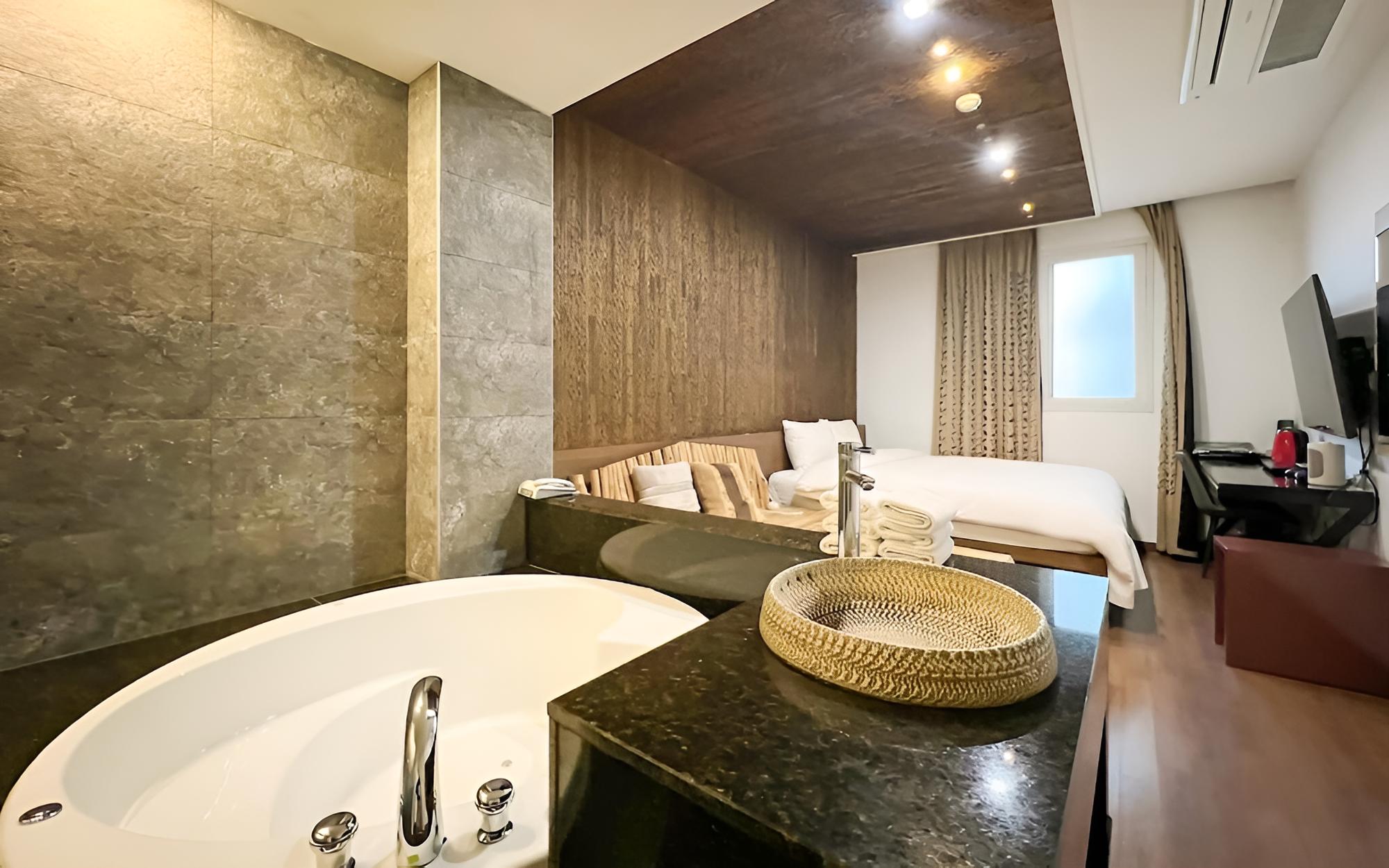 Room (Suite VIP Room - 100% parking per roo) - Photo 1
