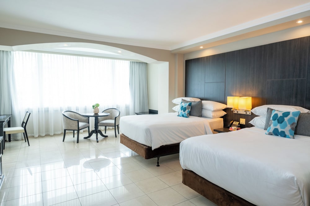 2 Double Beds, City View - Photo 3