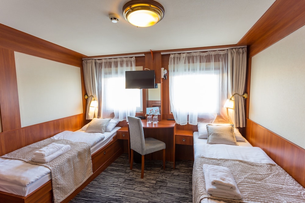 Standard Cabin, 2 Twin Beds, River View
