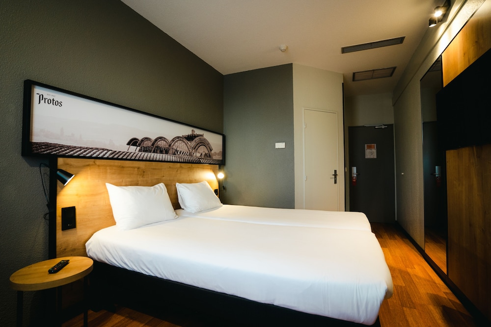 Standard Room, 2 Twin Beds photo 3