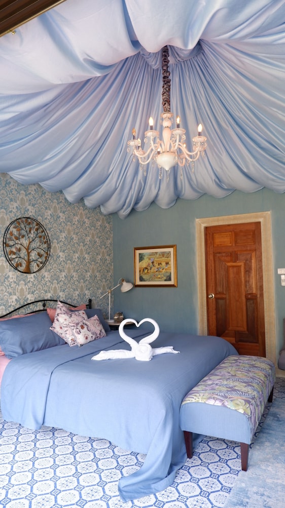 Luxury Suite - Photo 8
