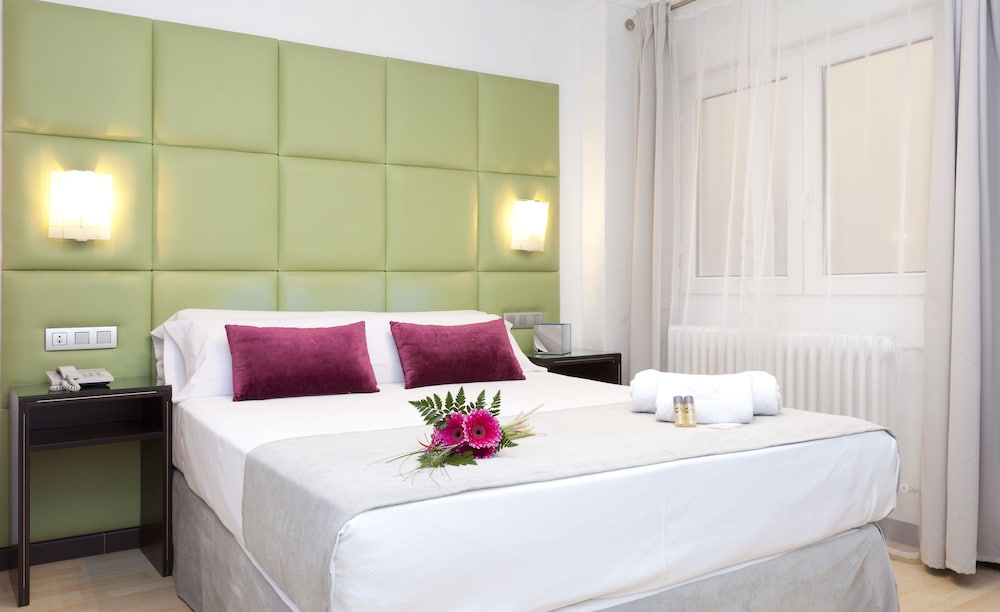Standard Double or Twin Room - Photo 8