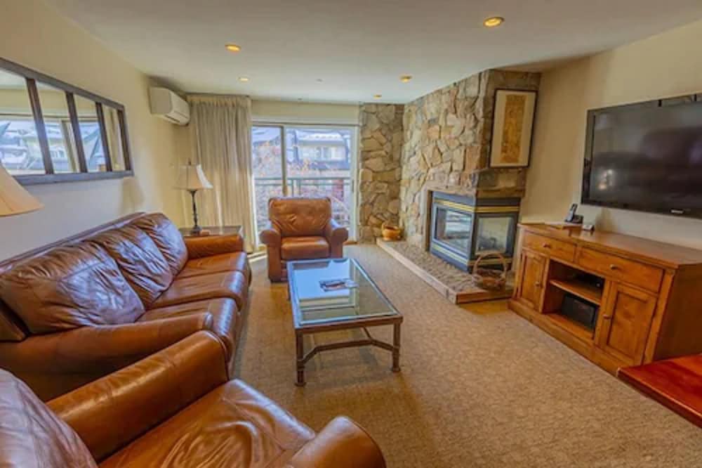 Deluxe Condo, 3 Bedrooms (2 1/2 Bath)