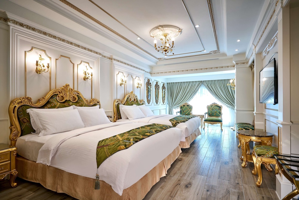 Royal Quadruple Room, 1 Bedroom, Non Smoking, Partial Lake View