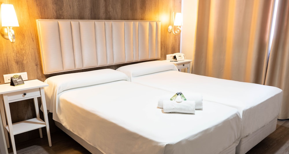Standard Twin Room - Photo 1