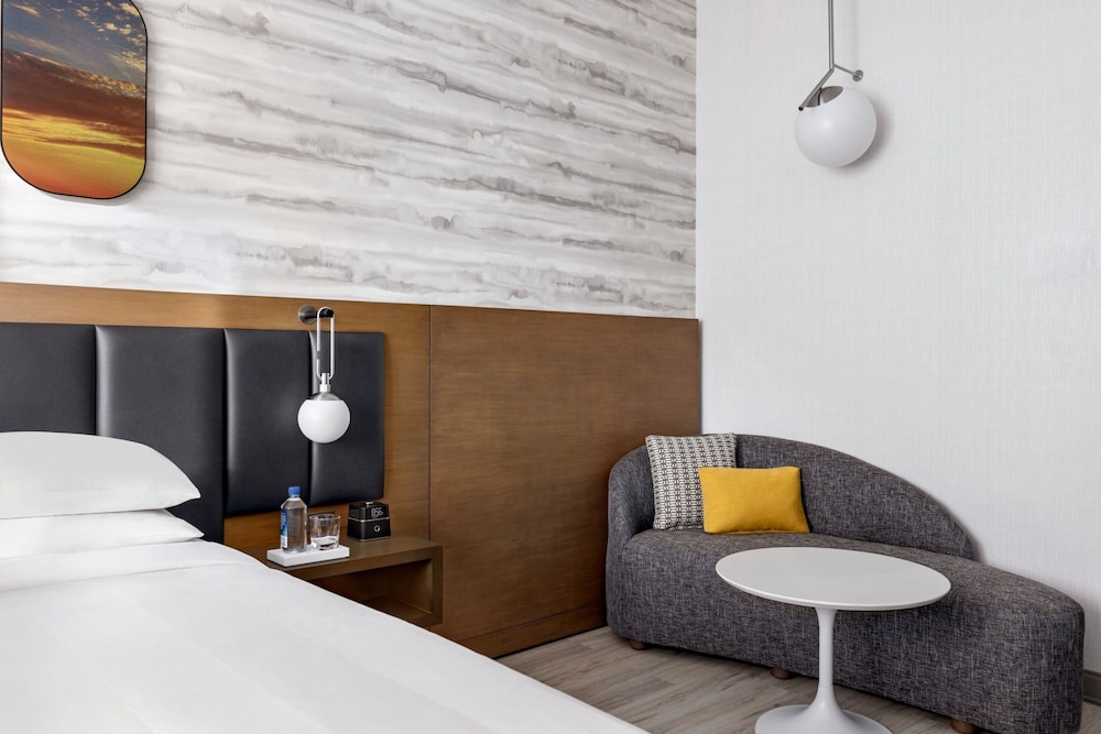 Club Room, 1 King Bed (Mobility Accessible, Tub) photo 2