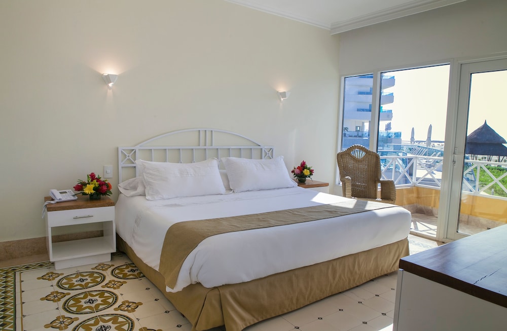 Junior Suite, 1 King Bed, Garden View - Photo 3