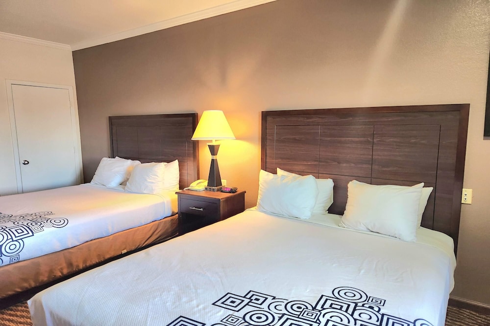 Room, 2 Queen Beds, Accessible, Non Smoking (Mobility, Bathtub w/grab bars) - Photo 1