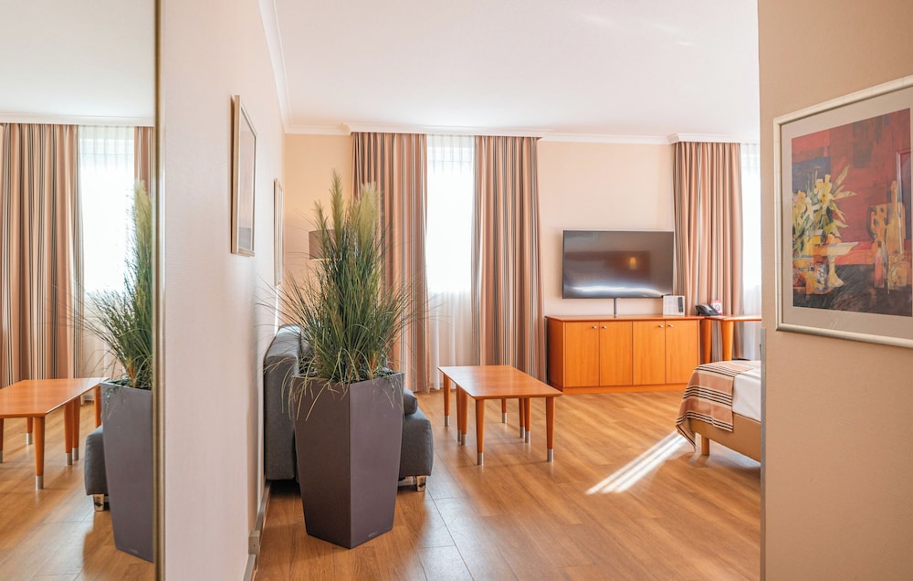 Suite, 1 King Bed - Photo 2