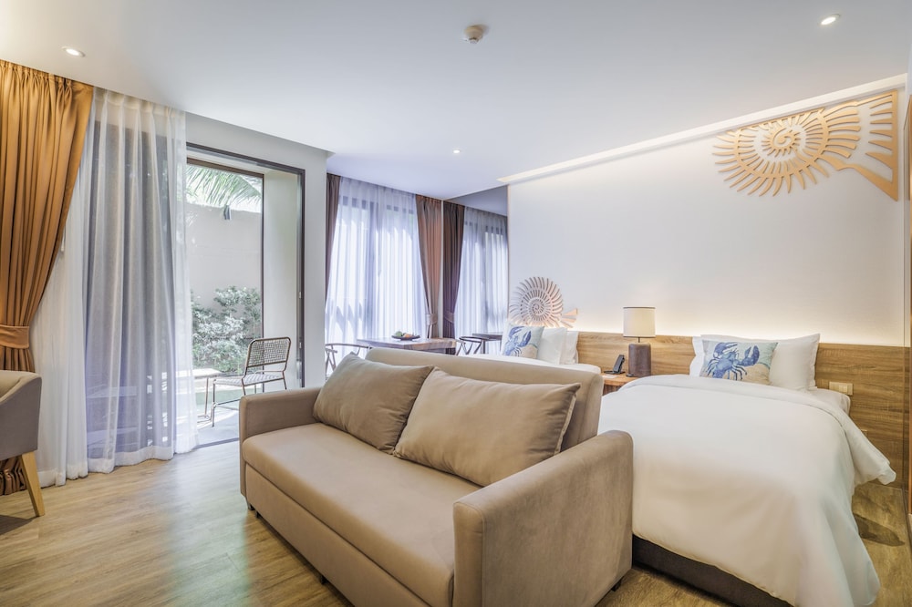Deluxe Room, 2 Twin Beds, Pool Access - Photo 7