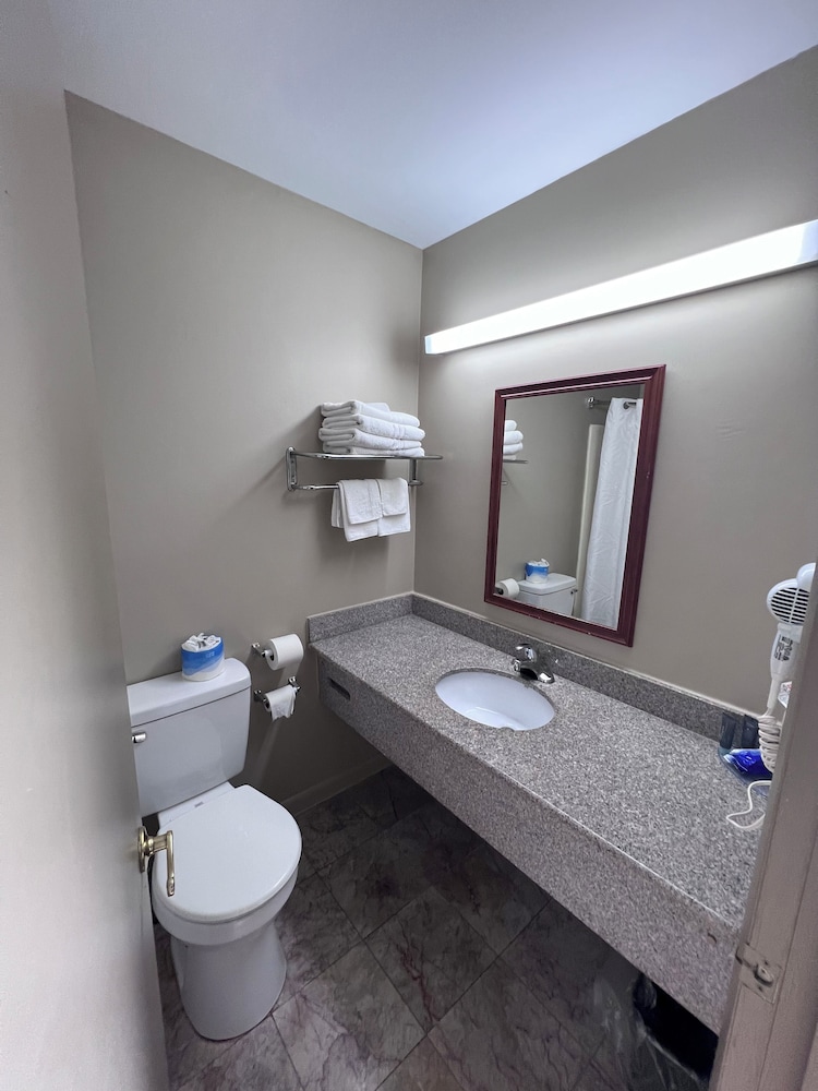 Room, Multiple Beds, Non Smoking - Photo 9