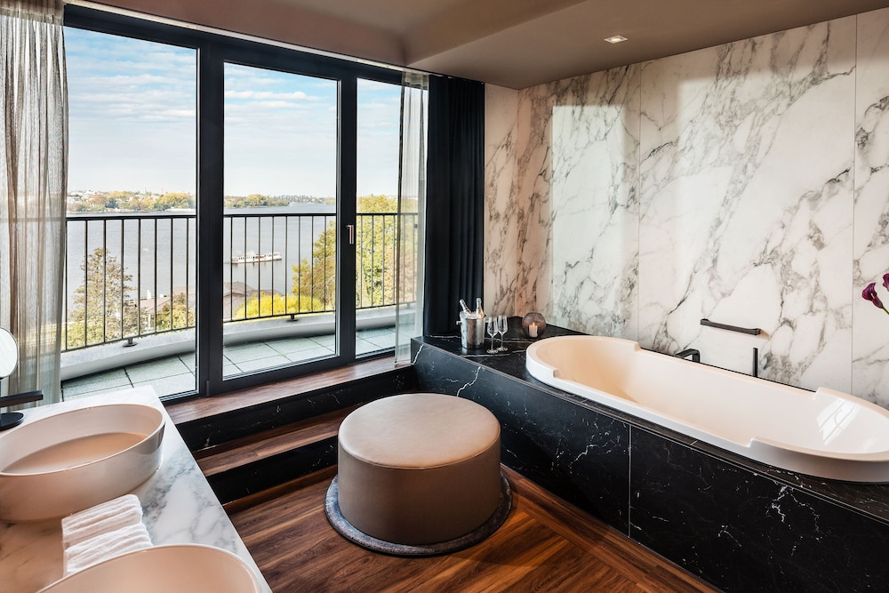 Suite, 1 Bedroom (View) thumbnail 6