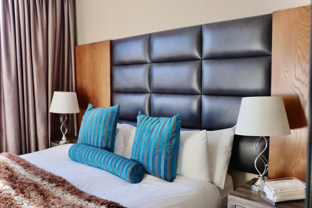 Luxury Two-Bedroom Apartment - Photo 14