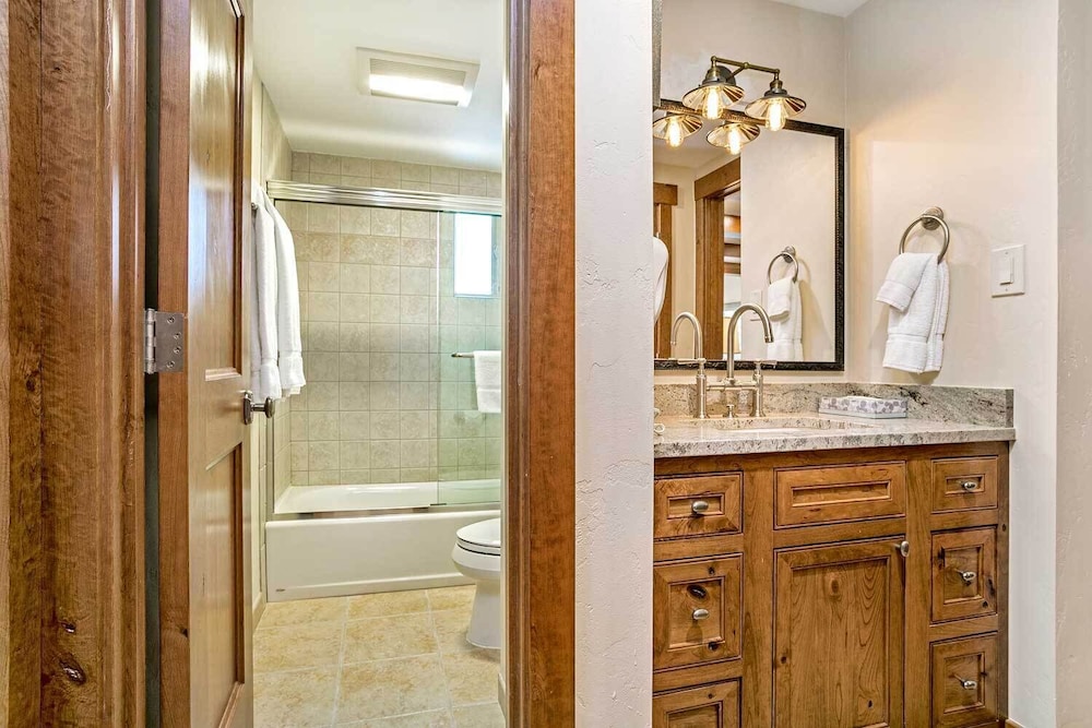 Condo, 2 Bedrooms 2 Bathrooms (Diamond 900 Square Foot Condominium) - Photo 10