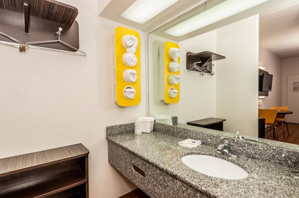 Deluxe Room, 2 Double Beds, Non Smoking, Refrigerator & Microwave - Photo 6