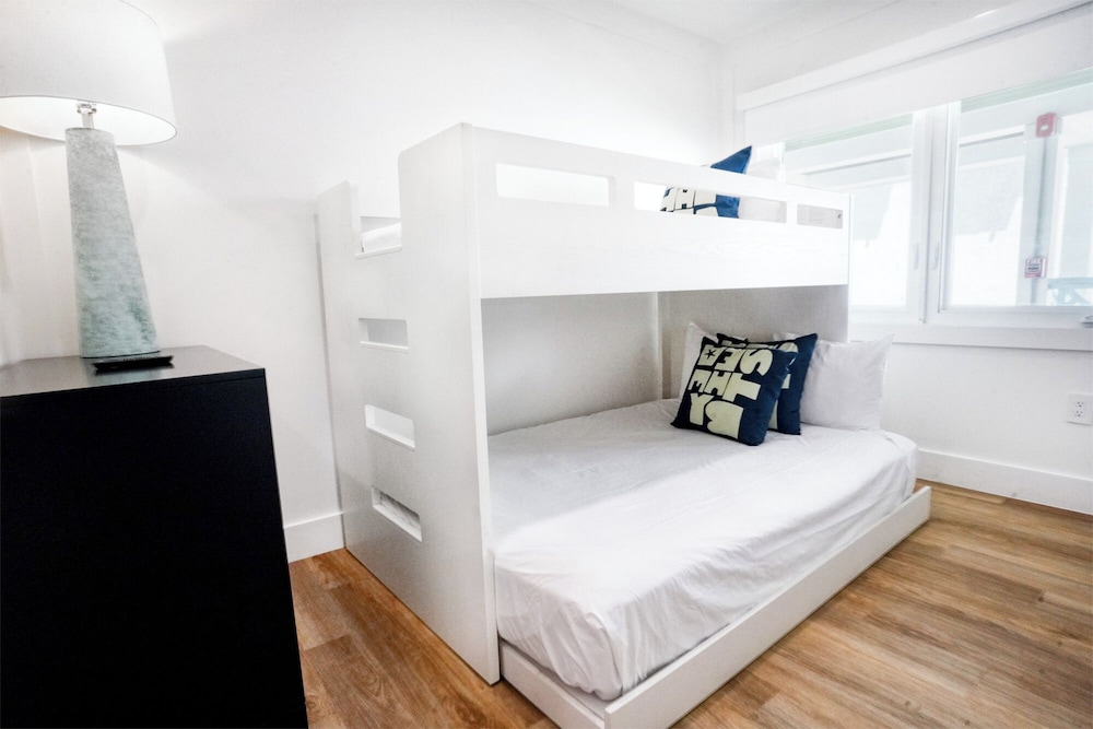 Offshore King, 2 Bedrooms(Family Suite, Not Pet Friendly) - Photo 2