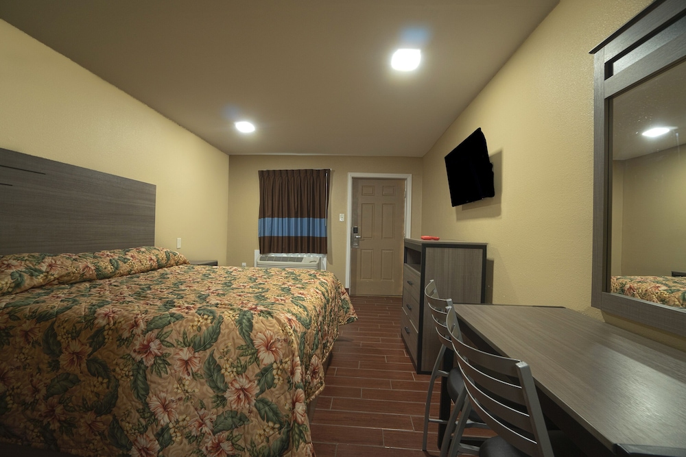Room, 1 King Bed, Mobility Accessible, Non Smoking (Mobility, Roll-In Shower) - Photo 15