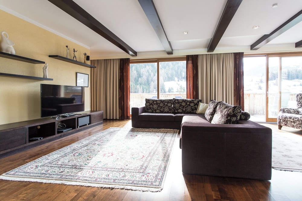 Executive Suite - Photo 9
