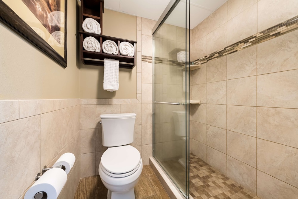 Standard Room, 2 Queen Beds, Non Smoking, Refrigerator & Microwave photo 3