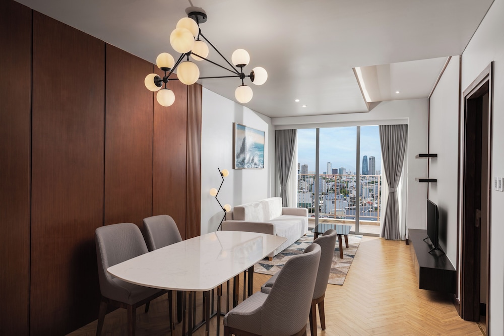 Deluxe Suite, 1 Bedroom, Balcony, City View (Family)