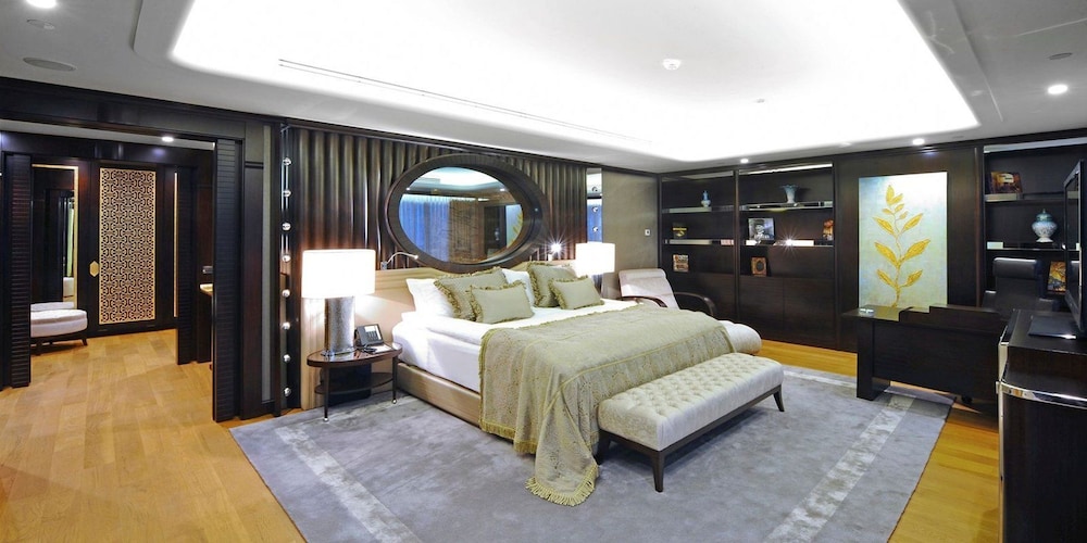 Suite, 1 King Bed, Smoking, Club Lounge Access (High Floor) - Photo 1