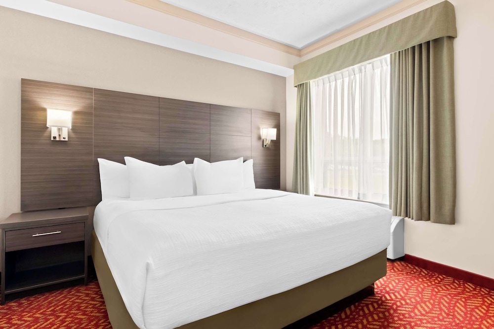 Executive Suite, 1 King Bed, Non Smoking, Kitchenette (Living Room) photo 1