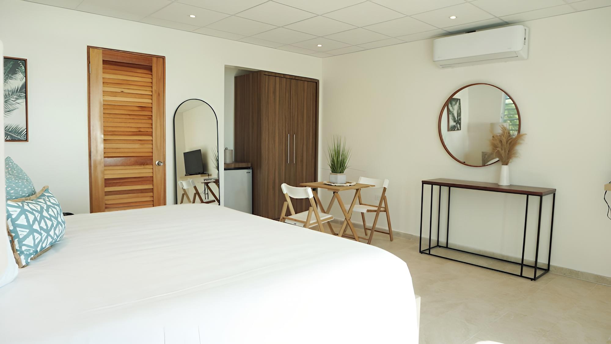 Deluxe Room, 1 King Bed, Partial Ocean View photo 1