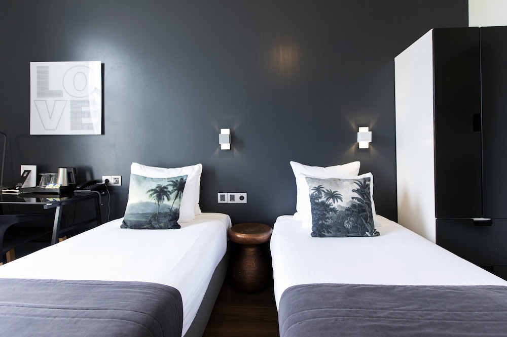 Twin Room, Private Bathroom, Canal View photo 3