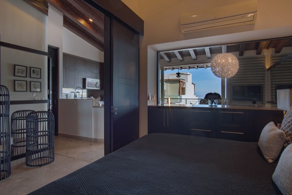 Andrew Christian Penthouse + Jacuzzi photo 3