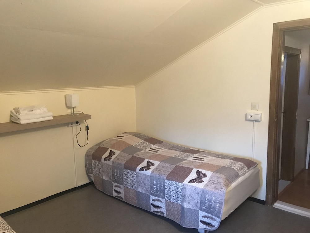 Single Room, Shared Bathroom photo 1