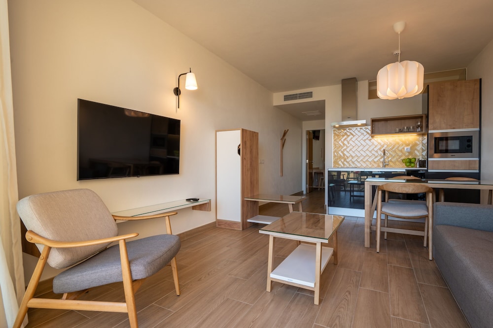 Comfort Suite, Balcony, Pool View (with balcony or terrace)