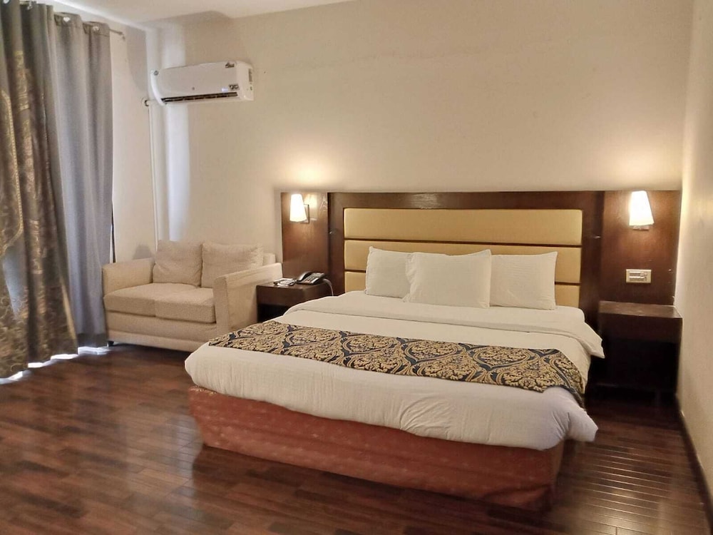 Deluxe Double or Twin Room, Non Smoking, Private Bathroom photo 2