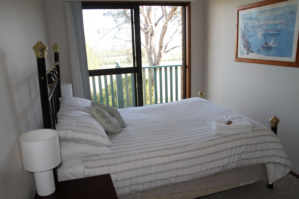 Comfort House, 5 Bedrooms, Vineyard View photo 3