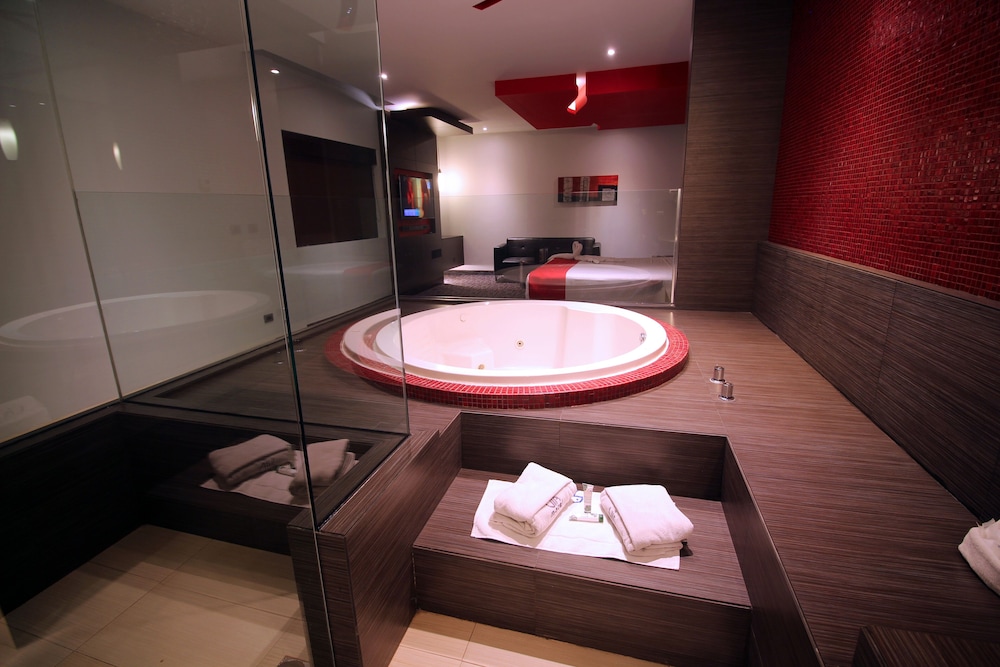 Suite, 1 King Bed, Jetted Tub photo 3