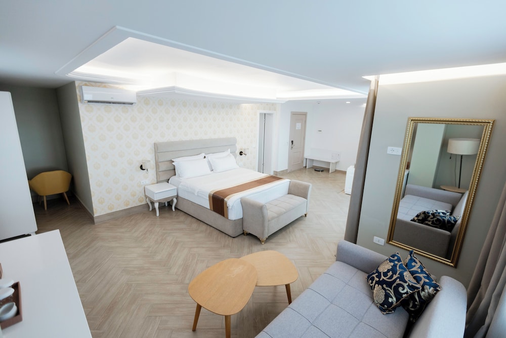 Deluxe Suite, Balcony